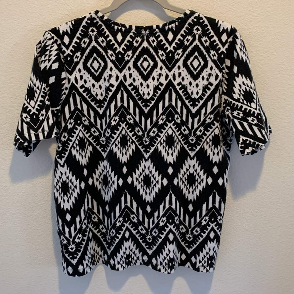 Chico’s Womens the ultimate tee. Black&White Aztec design. 100% Cotton. Size 2.  - Picture 4 of 6